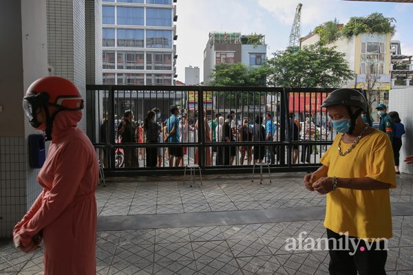Hà Nội: Hàng trăm người xếp hàng từ rạng sáng chờ mua bánh Trung thu tại điểm bán lưu động, lực lượng chức năng rát họng yêu cầu giãn cách-13