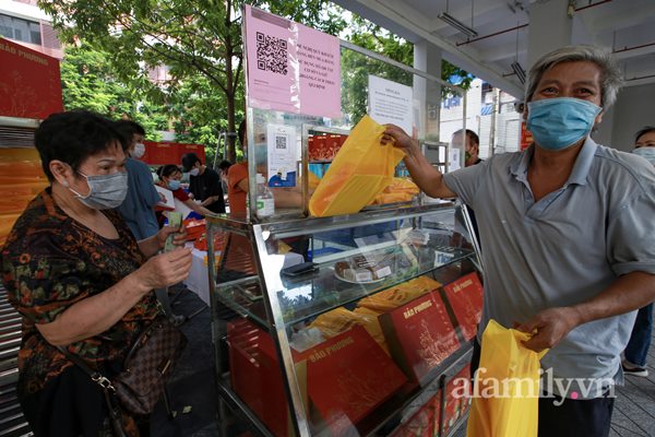 Hà Nội: Hàng trăm người xếp hàng từ rạng sáng chờ mua bánh Trung thu tại điểm bán lưu động, lực lượng chức năng rát họng yêu cầu giãn cách-14