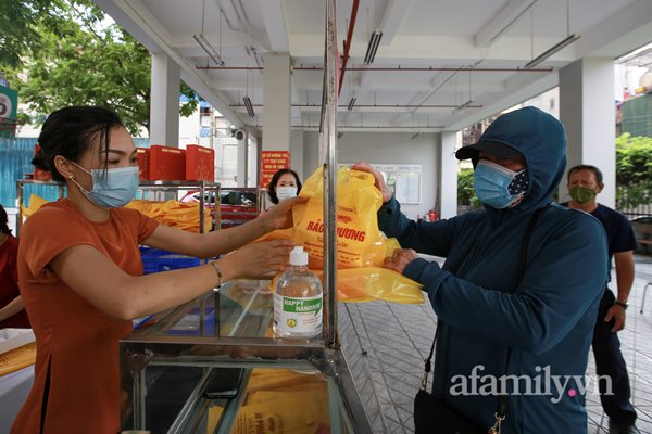 Hà Nội: Hàng trăm người xếp hàng từ rạng sáng chờ mua bánh Trung thu tại điểm bán lưu động, lực lượng chức năng rát họng yêu cầu giãn cách-15