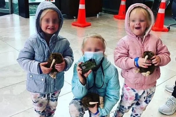 Ông bố cửu vạn dắt tay con trai 3 tuổi cùng đi bốc vác khiến toàn cõi internet chấn động năm xưa giờ có cuộc sống thế nào?-6