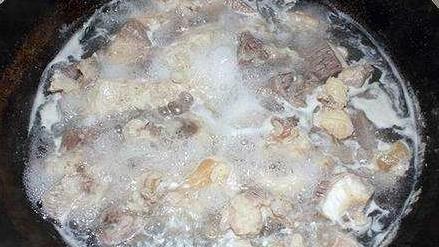 Khi luộc thịt, bọt trong nồi là chất bẩn hay chất dinh dưỡng? Sẽ thật sai lầm nếu hớt bỏ tất cả-1