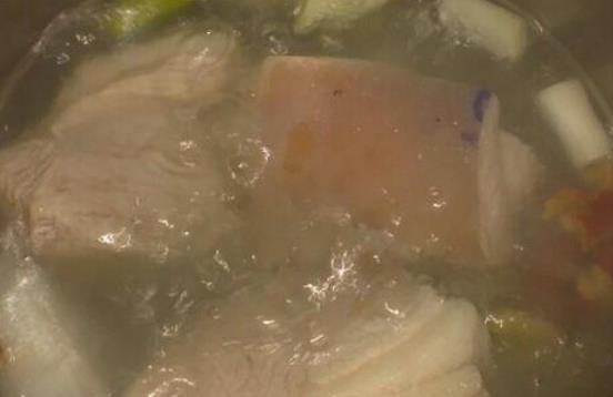 Khi luộc thịt, bọt trong nồi là chất bẩn hay chất dinh dưỡng? Sẽ thật sai lầm nếu hớt bỏ tất cả-2