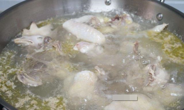 Khi luộc thịt, bọt trong nồi là chất bẩn hay chất dinh dưỡng? Sẽ thật sai lầm nếu hớt bỏ tất cả-3