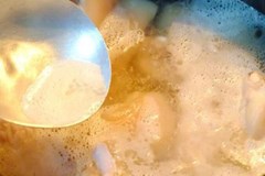 Khi luộc thịt, bọt trong nồi là chất bẩn hay chất dinh dưỡng? Sẽ thật sai lầm nếu hớt bỏ tất cả