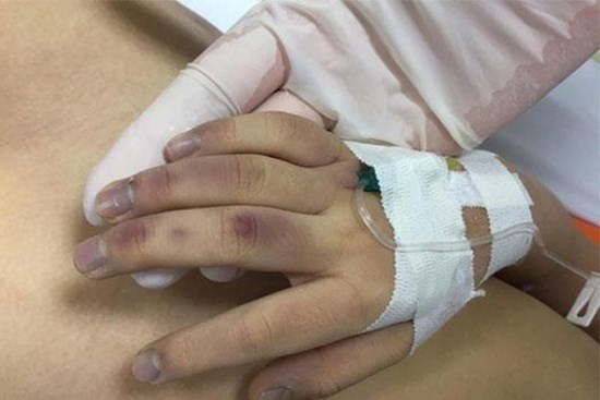 Vụ bé gái 6 tuổi tử vong: Nạn nhân bị bố đánh vì học chậm?