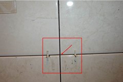 Khe gạch bị bám bẩn, sẫm màu và khó vệ sinh? Chỉ cần thao tác