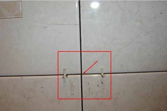 Khe gạch bị bám bẩn, sẫm màu và khó vệ sinh? Chỉ cần thao tác 