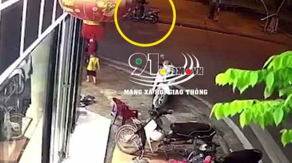 Em bé bất ngờ tụt khỏi xe máy khi đang ngồi cùng bố mẹ, chạy băng qua đường và khoảnh khắc kinh hoàng ngay sau đó-1