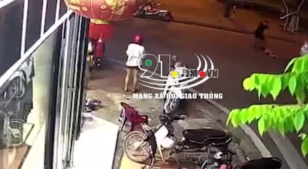 Em bé bất ngờ tụt khỏi xe máy khi đang ngồi cùng bố mẹ, chạy băng qua đường và khoảnh khắc kinh hoàng ngay sau đó-2