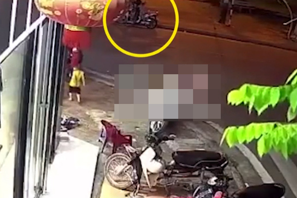 Clip: Cố băng qua đường ray, tài xế vứt ô tô bỏ chạy khi tàu lao tới-1