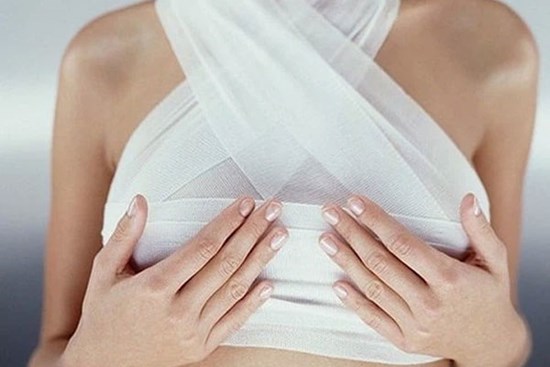 Tự tiêm hoá chất không rõ nguồn gốc để làm to ngực, cô gái trẻ nhập viện khẩn cấp