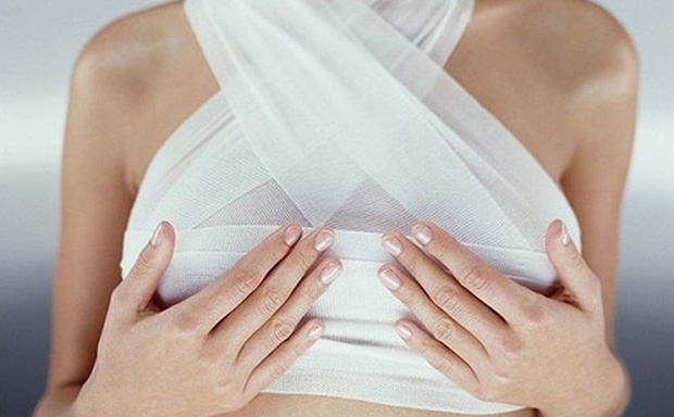 Tự tiêm hoá chất không rõ nguồn gốc để làm to ngực, cô gái trẻ nhập viện khẩn cấp-1