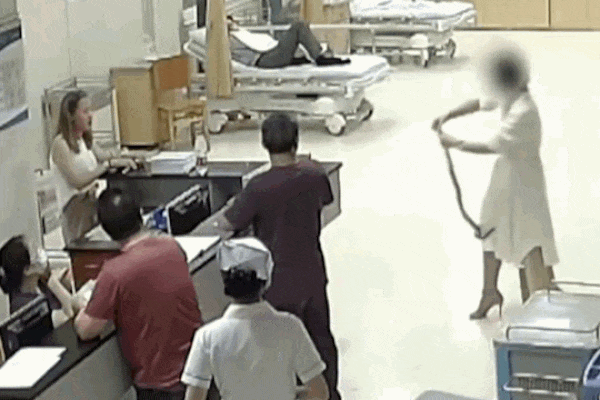 Clip: Bị rắn dài 6 mét bò qua chân, người đàn ông hoảng hốt tháo chạy-1