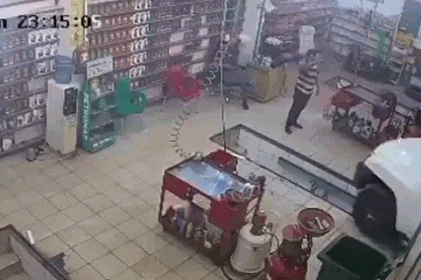 Clip: Tài xế nhầm chân ga khiến xe lao xuống sông-1