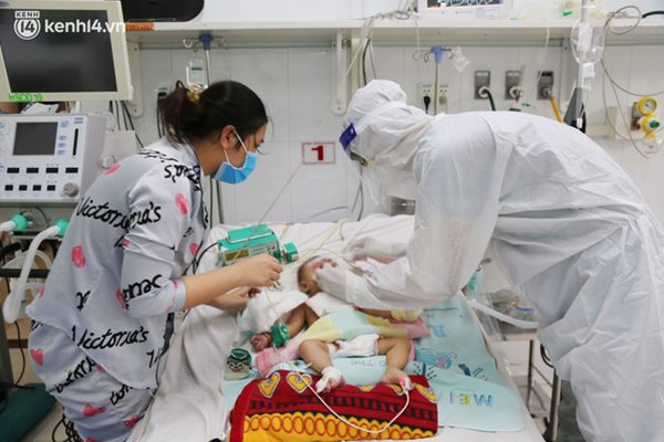 Cân não giành sự sống cho hàng trăm em bé F0 nguy kịch ở bệnh viện tuyến cuối điều trị Covid-19-4