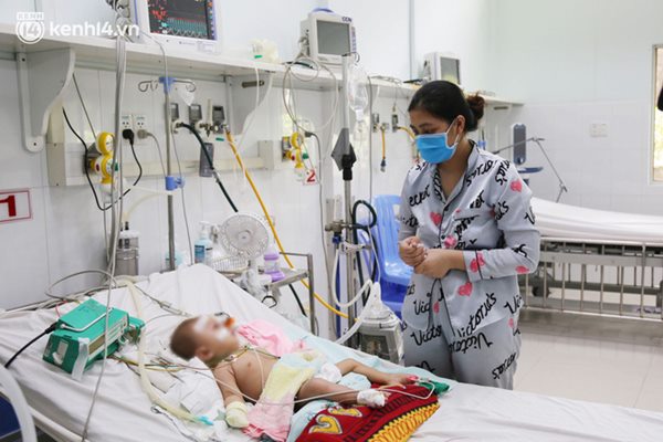Cân não giành sự sống cho hàng trăm em bé F0 nguy kịch ở bệnh viện tuyến cuối điều trị Covid-19-17