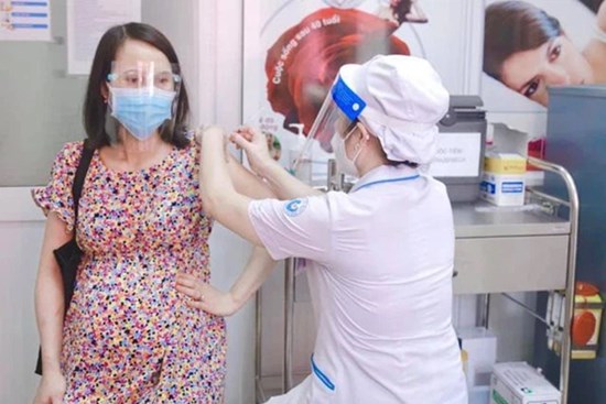 4 điều cần biết cho phụ nữ mang thai tiêm vaccine COVID-19