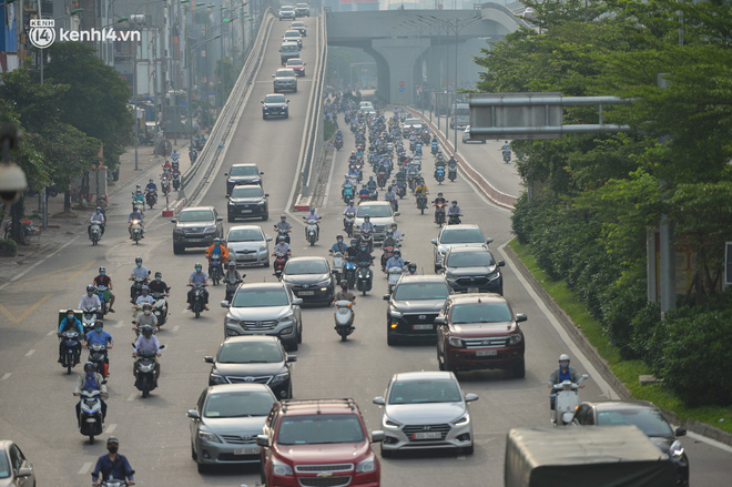 Ảnh: Ô tô xếp hàng nối đuôi nhau, đường phố Hà Nội có nơi ùn tắc ngày cuối cùng của đợt giãn cách xã hội thứ 4-3