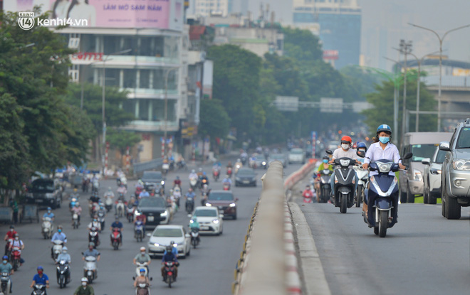 Ảnh: Ô tô xếp hàng nối đuôi nhau, đường phố Hà Nội có nơi ùn tắc ngày cuối cùng của đợt giãn cách xã hội thứ 4-4