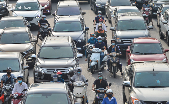 Ảnh: Ô tô xếp hàng nối đuôi nhau, đường phố Hà Nội có nơi ùn tắc ngày cuối cùng của đợt giãn cách xã hội thứ 4-5