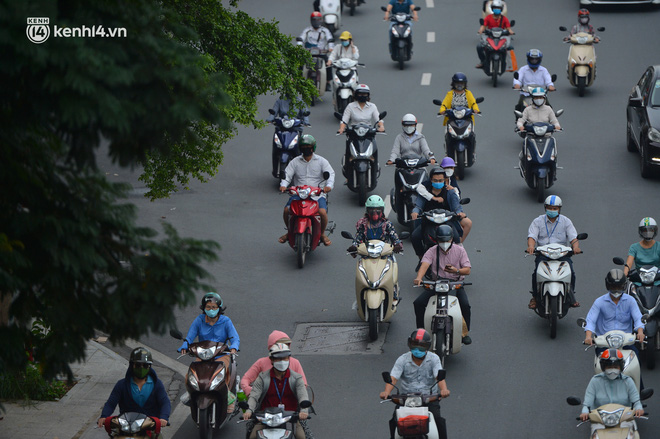 Ảnh: Ô tô xếp hàng nối đuôi nhau, đường phố Hà Nội có nơi ùn tắc ngày cuối cùng của đợt giãn cách xã hội thứ 4-7