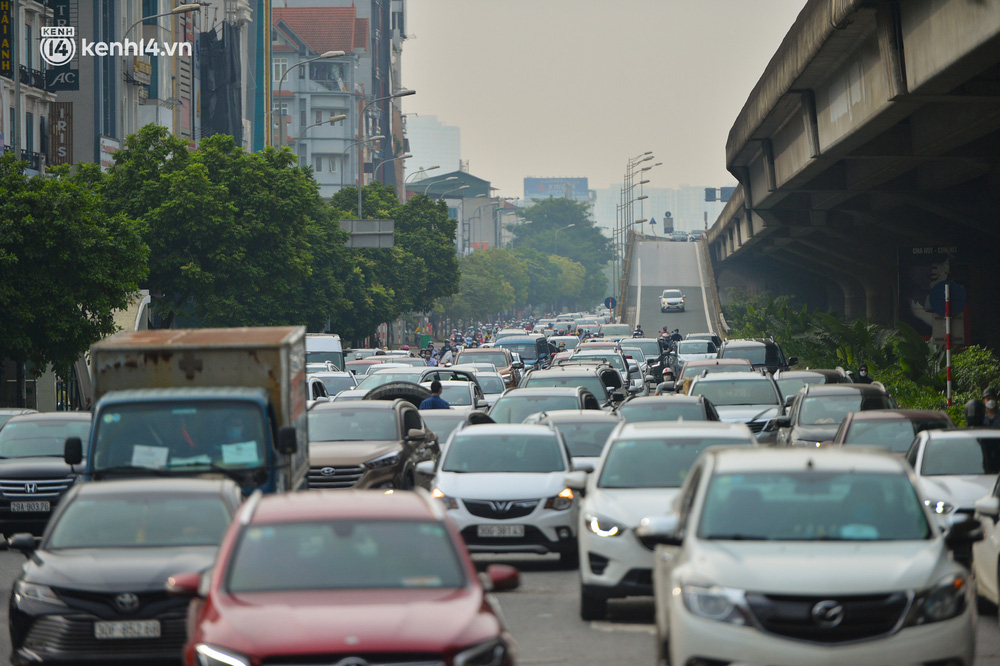 Ảnh: Ô tô xếp hàng nối đuôi nhau, đường phố Hà Nội có nơi ùn tắc ngày cuối cùng của đợt giãn cách xã hội thứ 4-8