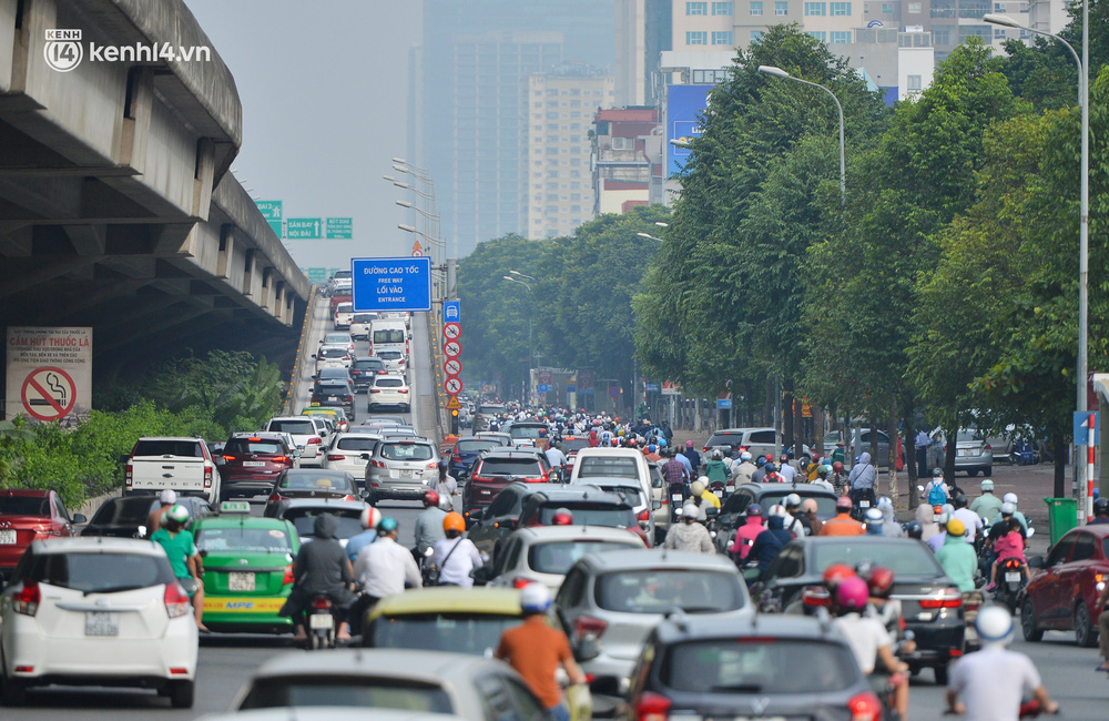 Ảnh: Ô tô xếp hàng nối đuôi nhau, đường phố Hà Nội có nơi ùn tắc ngày cuối cùng của đợt giãn cách xã hội thứ 4-11