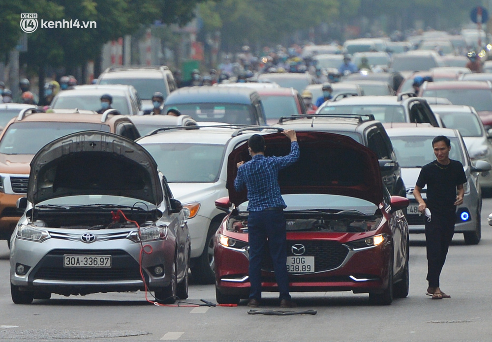 Ảnh: Ô tô xếp hàng nối đuôi nhau, đường phố Hà Nội có nơi ùn tắc ngày cuối cùng của đợt giãn cách xã hội thứ 4-12