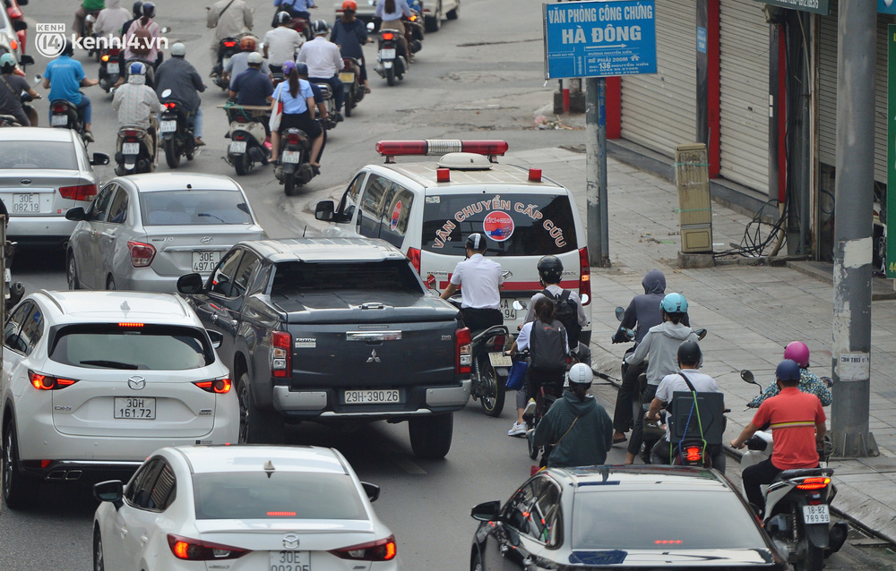 Ảnh: Ô tô xếp hàng nối đuôi nhau, đường phố Hà Nội có nơi ùn tắc ngày cuối cùng của đợt giãn cách xã hội thứ 4-16