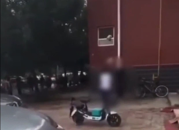 Hay tin con gái xô xát ở trường, bố nữ sinh lớp 9 vác gậy bóng chày tới tận nơi vung vẩy dọa nạt-1