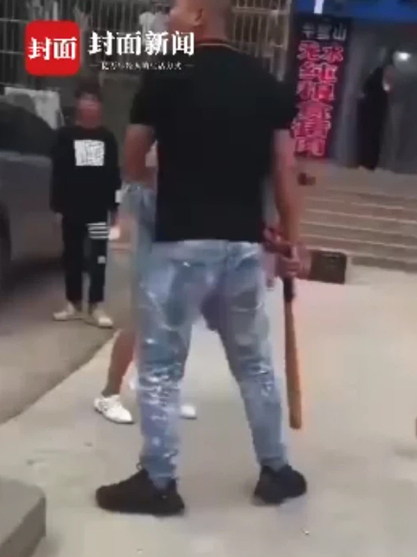 Hay tin con gái xô xát ở trường, bố nữ sinh lớp 9 vác gậy bóng chày tới tận nơi vung vẩy dọa nạt-2