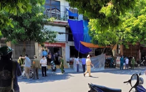 Camera an ninh ghi lại cảnh một đối tượng cầm dao, đi bộ rời khỏi hiện trường người phụ nữ gục chết trước cửa nhà-1