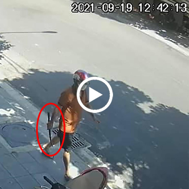 Camera an ninh ghi lại cảnh một đối tượng cầm dao, đi bộ rời khỏi hiện trường người phụ nữ gục chết trước cửa nhà-2