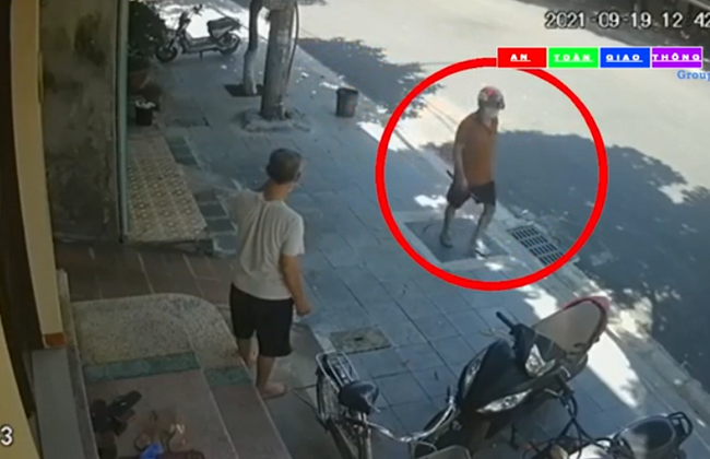 Camera an ninh ghi lại cảnh một đối tượng cầm dao, đi bộ rời khỏi hiện trường người phụ nữ gục chết trước cửa nhà-3