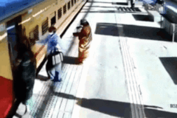 Cố lên đoàn tàu đang chạy, người phụ nữ trượt chân ngã xuống đường ray