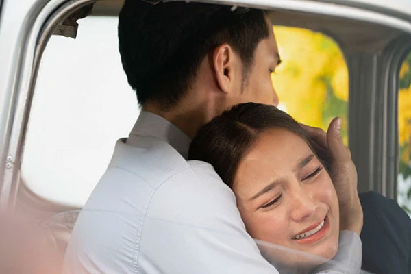 Lần đầu gần gũi với người yêu, vừa xong việc mẹ anh đã xông thẳng vào phòng mắng mỏ tôi-1