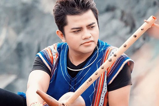 Ca sĩ Y Jang Tuyn qua đời vì Covid-19, vợ và 2 con từng là F0