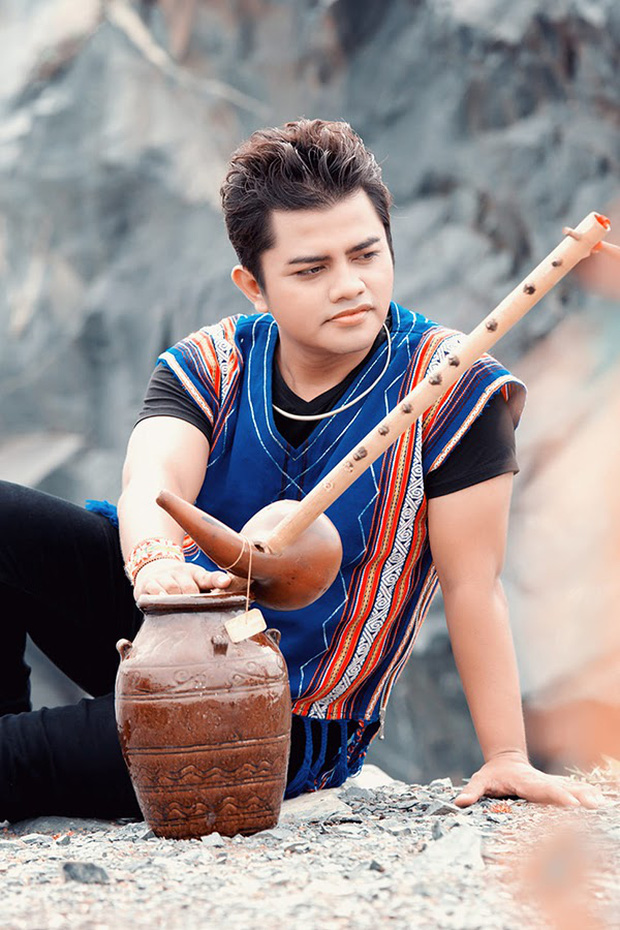 Ca sĩ Y Jang Tuyn qua đời vì Covid-19, vợ và 2 con từng là F0-2