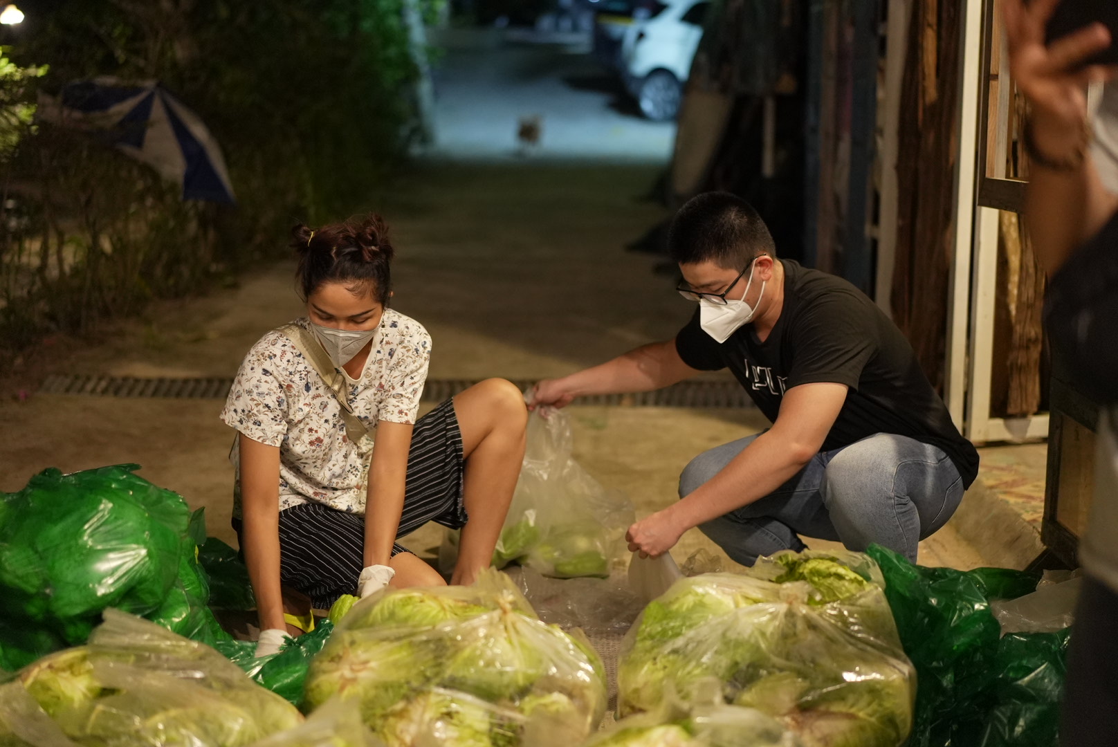 Hoa hậu H’Hen Niê lăn xả làm việc, bê bao gạo nặng 50kg, được gọi hoa hậu bốc vác-1