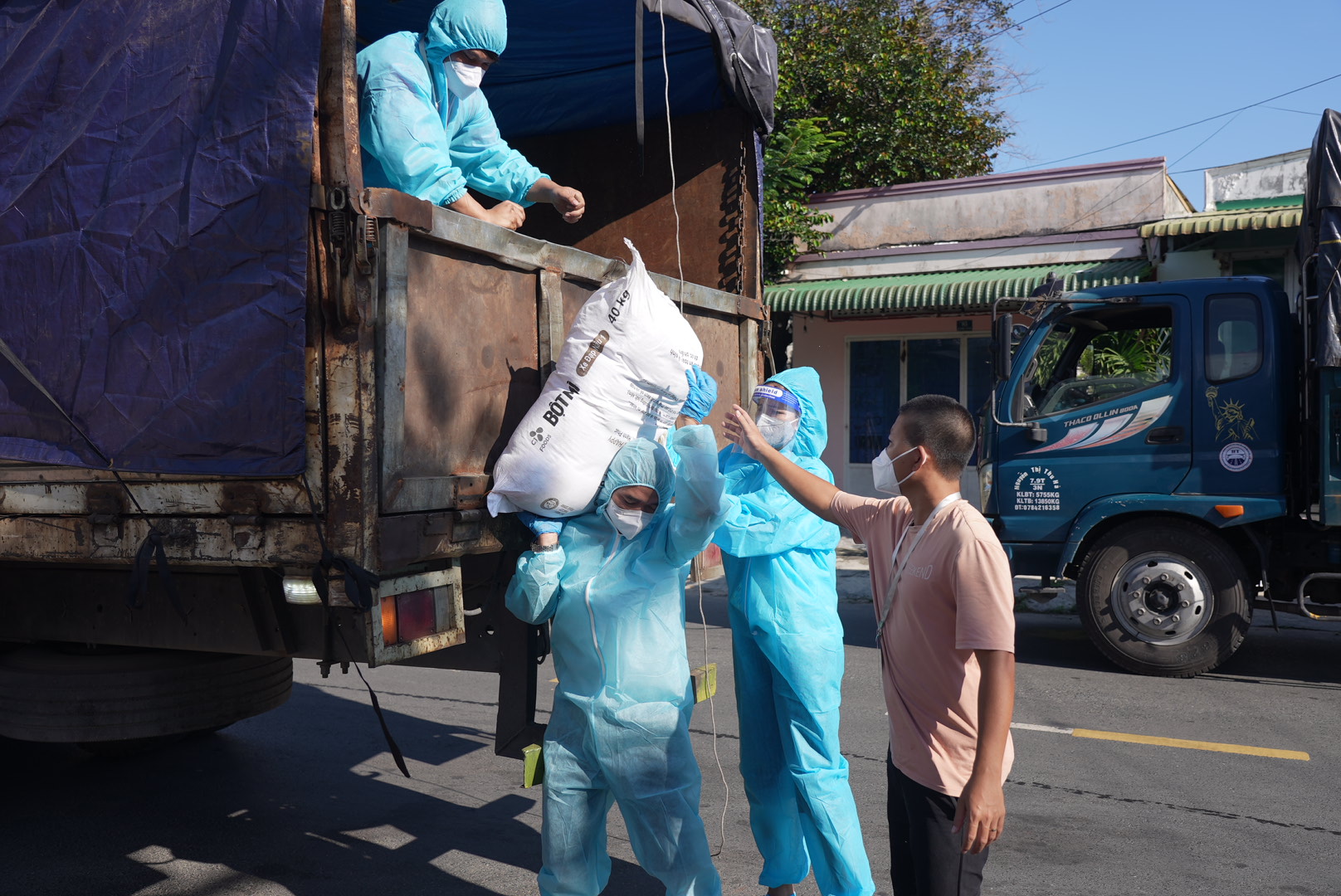 Hoa hậu H’Hen Niê lăn xả làm việc, bê bao gạo nặng 50kg, được gọi hoa hậu bốc vác-3