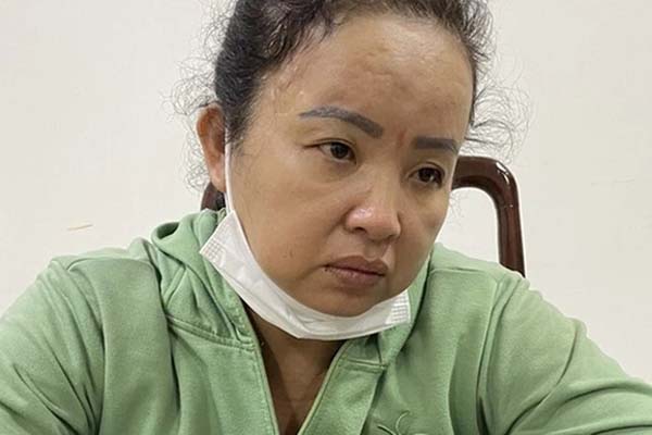 Khoảnh khắc ‘bà bầu’ vươn người, trộm điện thoại ‘nhanh như chớp’-1