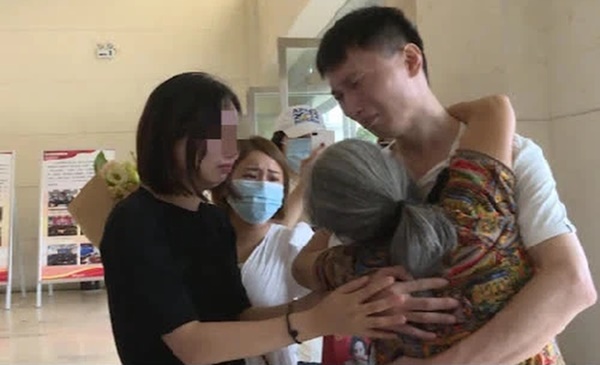 Bị bắt cóc năm 6 tuổi, bé trai bí mật giấu mảnh giấy nhỏ dưới gối, hành trình tìm bố mẹ suốt 32 năm khiến bao người bật khóc-6