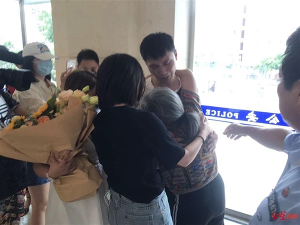 Bị bắt cóc năm 6 tuổi, bé trai bí mật giấu mảnh giấy nhỏ dưới gối, hành trình tìm bố mẹ suốt 32 năm khiến bao người bật khóc-5