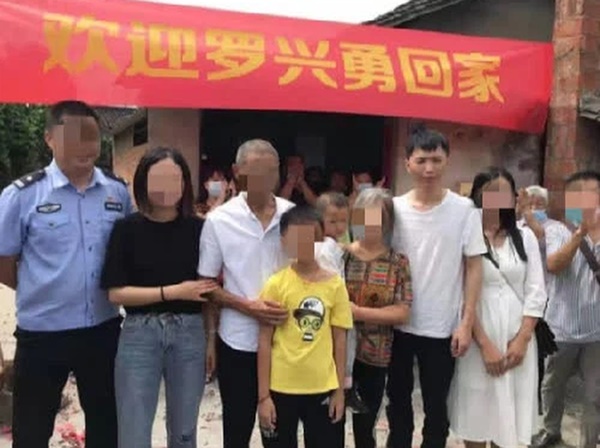 Bị bắt cóc năm 6 tuổi, bé trai bí mật giấu mảnh giấy nhỏ dưới gối, hành trình tìm bố mẹ suốt 32 năm khiến bao người bật khóc-4