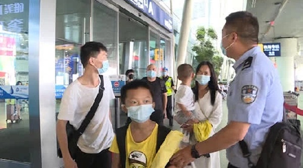 Bị bắt cóc năm 6 tuổi, bé trai bí mật giấu mảnh giấy nhỏ dưới gối, hành trình tìm bố mẹ suốt 32 năm khiến bao người bật khóc-2