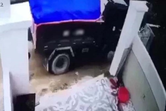 Hà Tĩnh: Bố lùi xe vô tình đè trúng con trai gần 2 tuổi tử vong