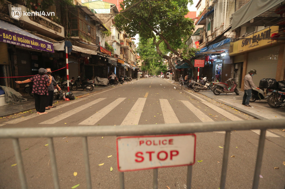 Ảnh: Lực lượng chức năng lập 2 chốt, phố Hàng Mã vắng như chùa bà Đanh trước đêm Trung thu-1