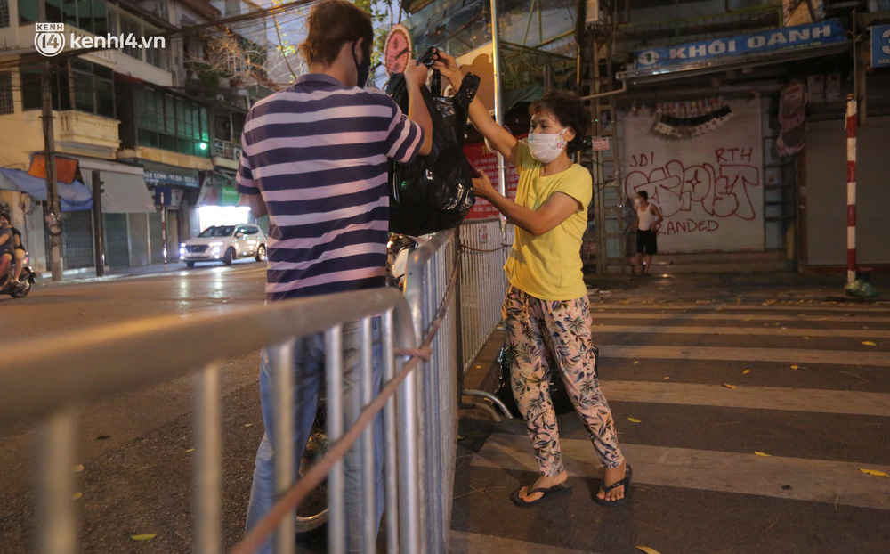 Ảnh: Lực lượng chức năng lập 2 chốt, phố Hàng Mã vắng như chùa bà Đanh trước đêm Trung thu-7