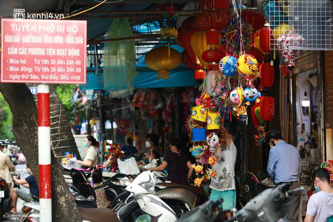 Ảnh: Lực lượng chức năng lập 2 chốt, phố Hàng Mã vắng như chùa bà Đanh trước đêm Trung thu-12