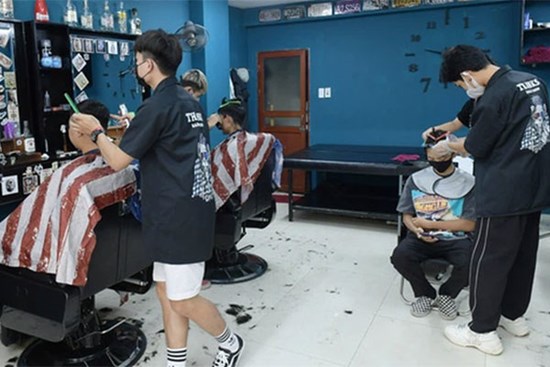 NÓNG: Hà Nội chuyển áp dụng Chỉ thị 15, cho phép mở lại tiệm cắt tóc, cửa hàng ăn uống được bán mang về